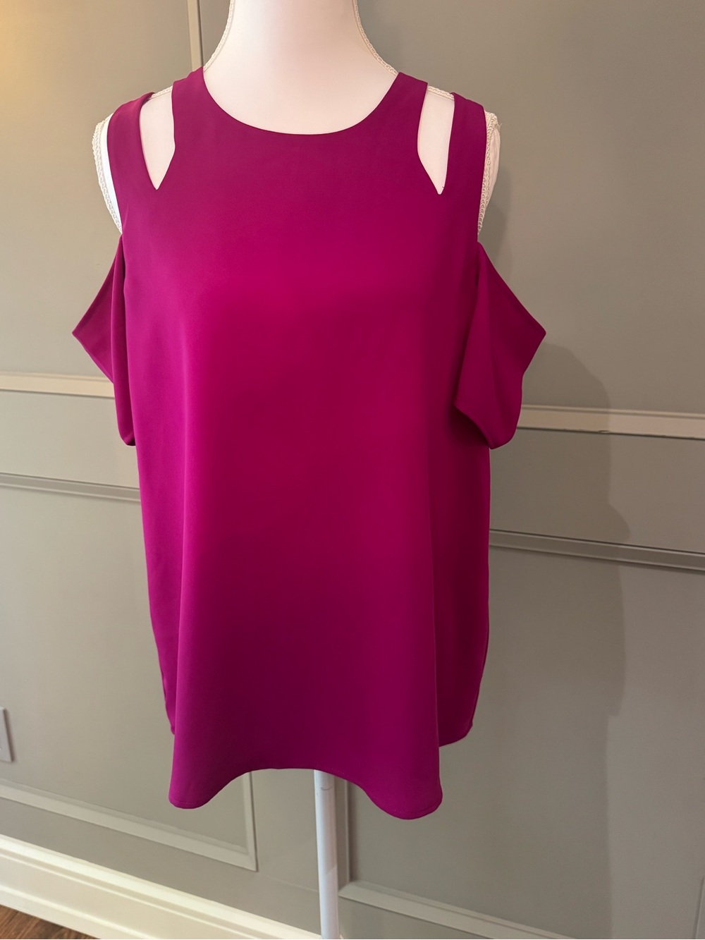cooper & ella Fuchsia Cold-Shoulder Blouse size M